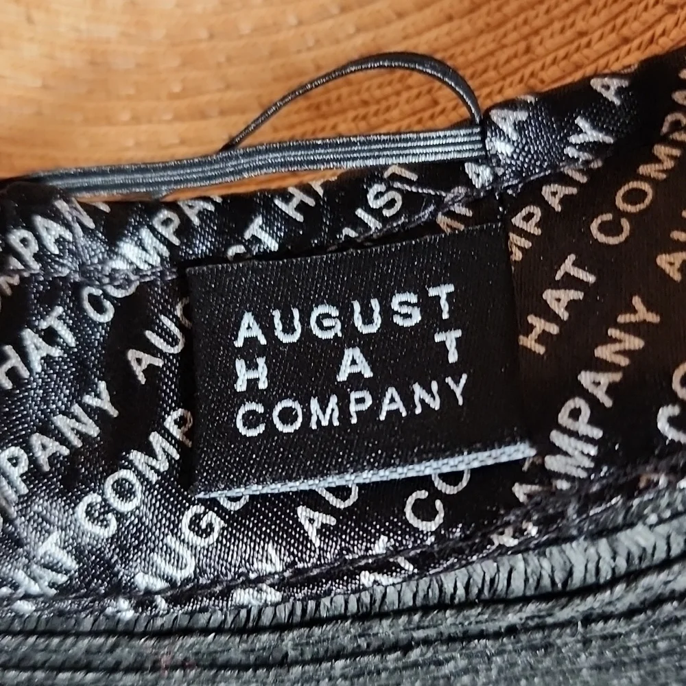 ♥️AUGUST hat company